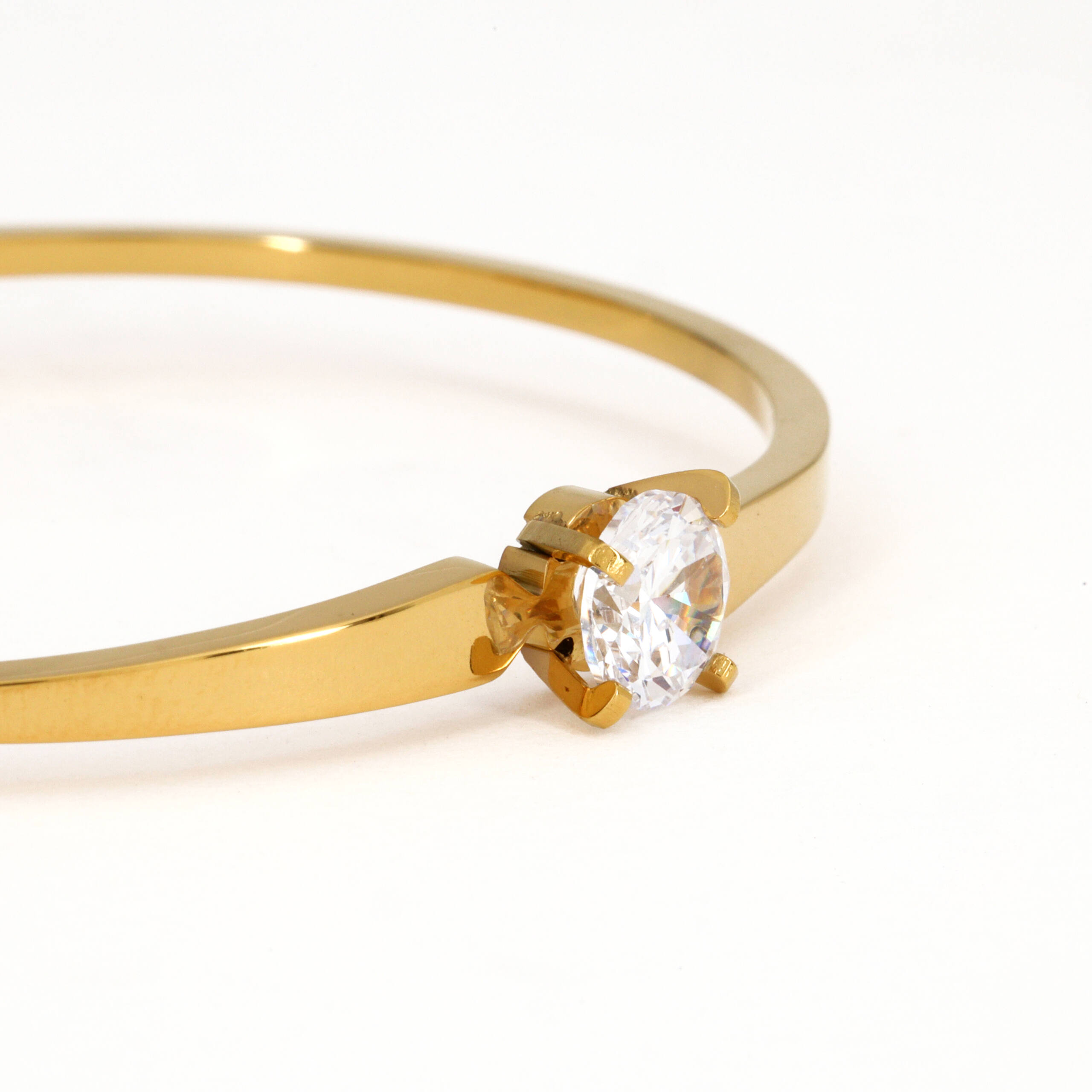 The Solitaire Horizon Ridge Cuff