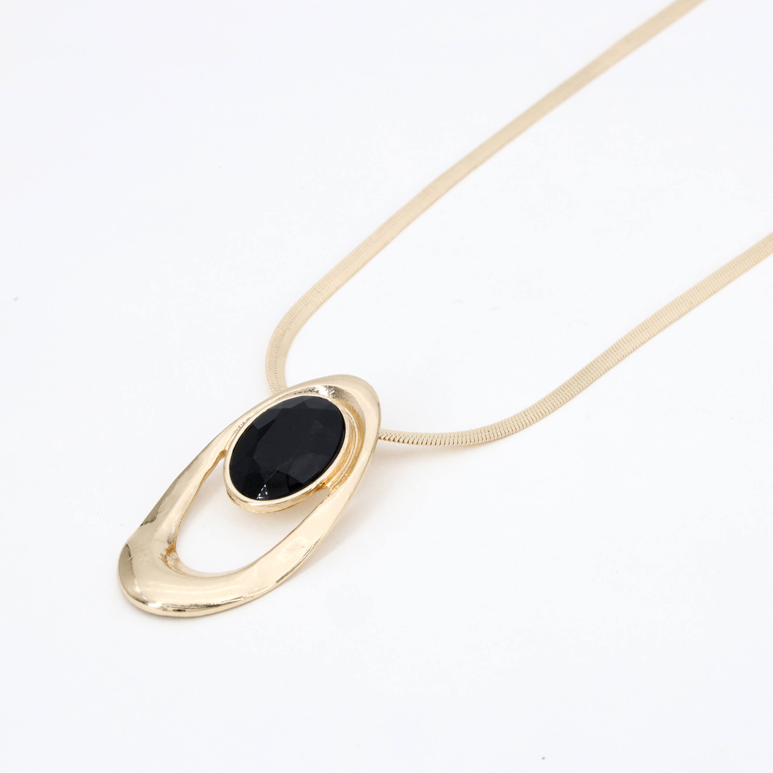 Golden Noir Oval Pendant Set