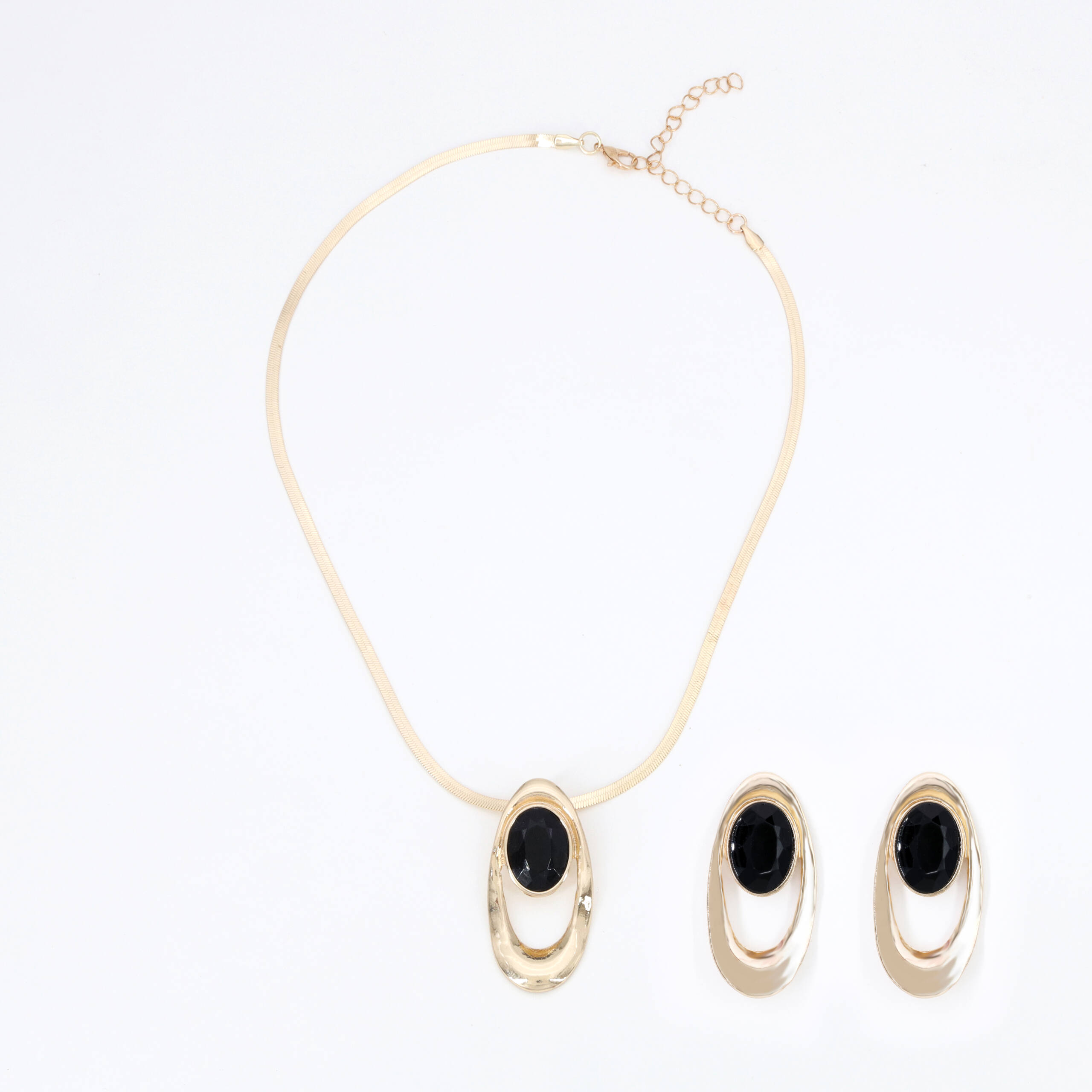 Golden Noir Oval Pendant Set